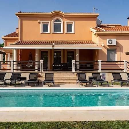 Holiday home Mit Privatpool Fuer 14 Personen Ca 480 Qm In Pula-fondole, Istrien Istrische Riviera